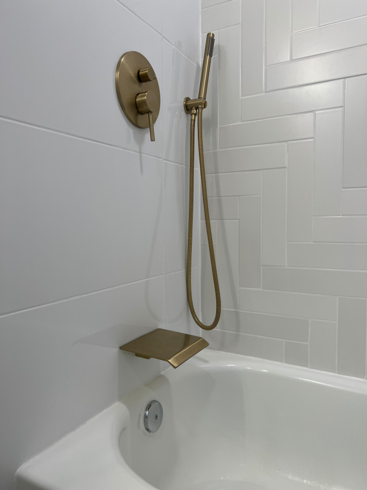 Babylon, NY - Shared Bathroom