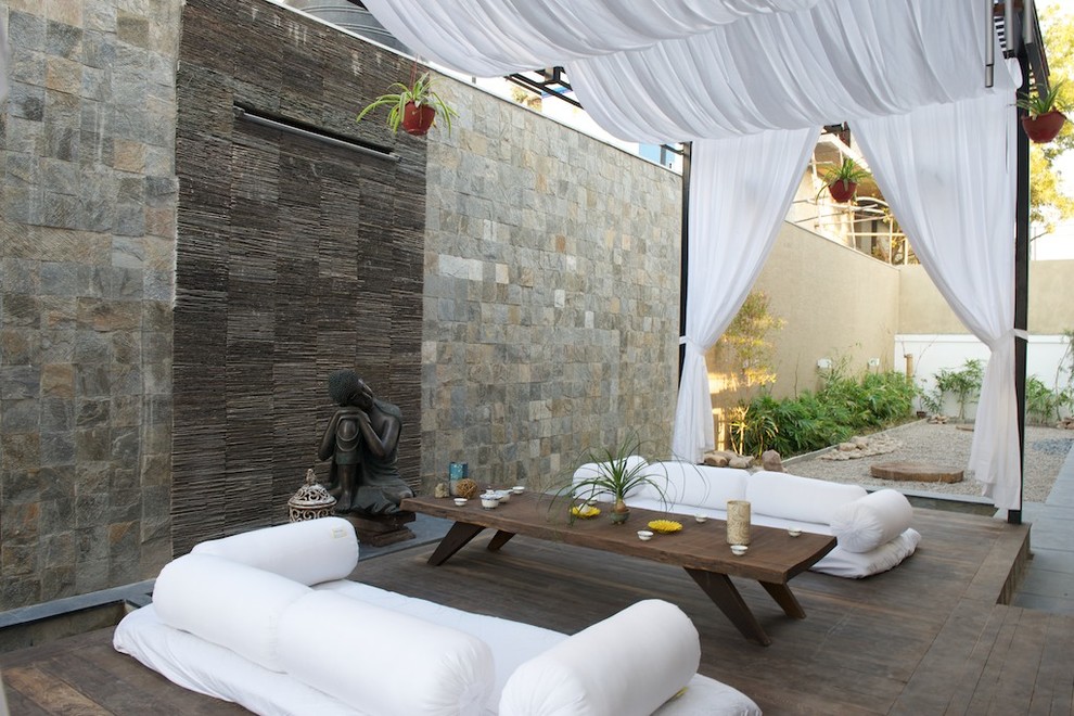 Tropical patio in Ahmedabad with decking.