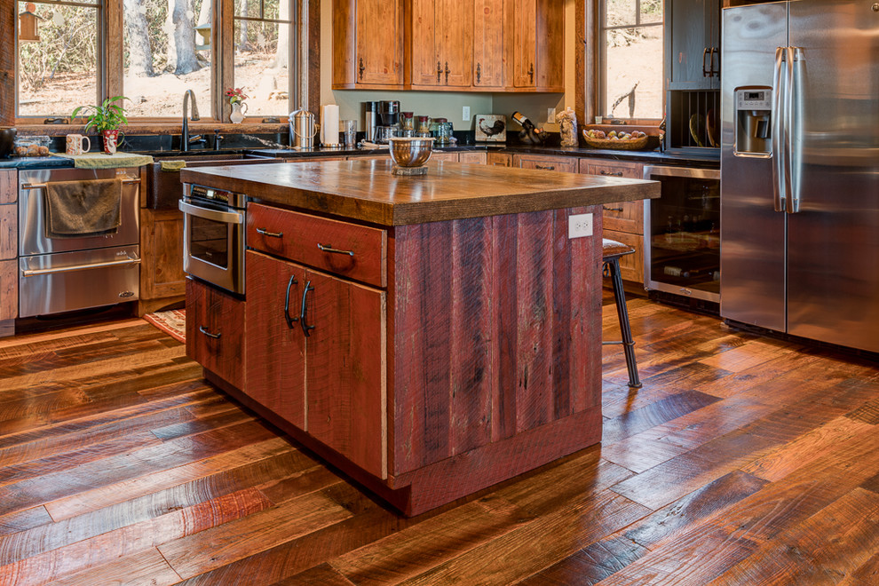 Kitchen - rustic kitchen idea