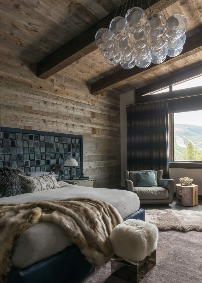 На фото: большая хозяйская спальня в стиле рустика с деревянными стенами с