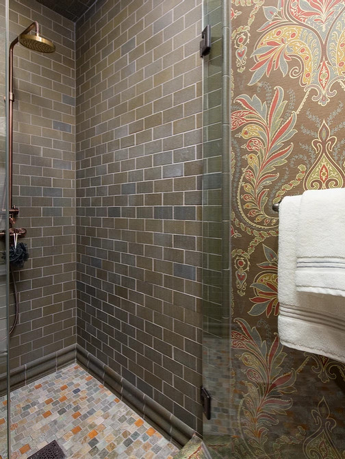 Пример оригинального дизайна: большая ванная комната в стиле кантри с фасадами в стиле шейкер, фасадами цвета дерева среднего тона, полновстраиваемой ванной, угловым душем, раздельным унитазом, зеленой плиткой, плиткой кабанчик, зелеными стенами, полом из сланца, душевой кабиной, врезной раковиной, мраморной столешницей, разноцветным полом, душем с распашными дверями, зеленой столешницей, сиденьем для душа, тумбой под две раковины, встроенной тумбой, сводчатым потолком и обоями на стенах