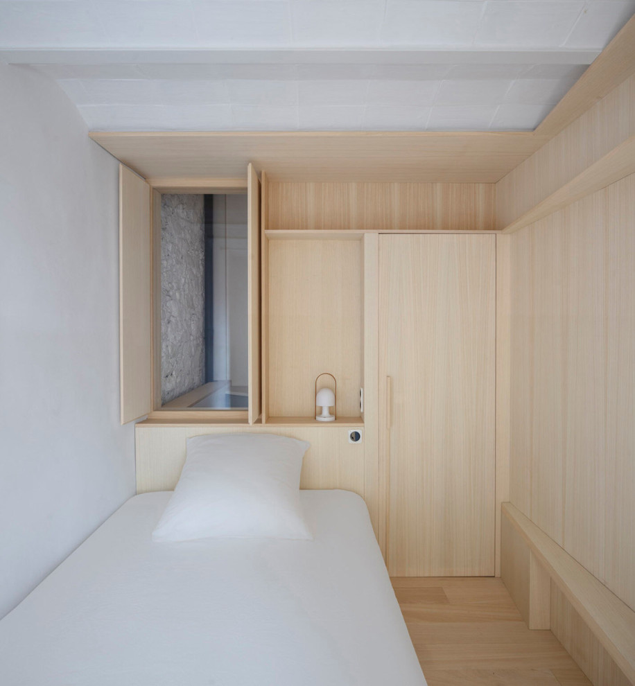 This is an example of a scandinavian bedroom in Barcelona.