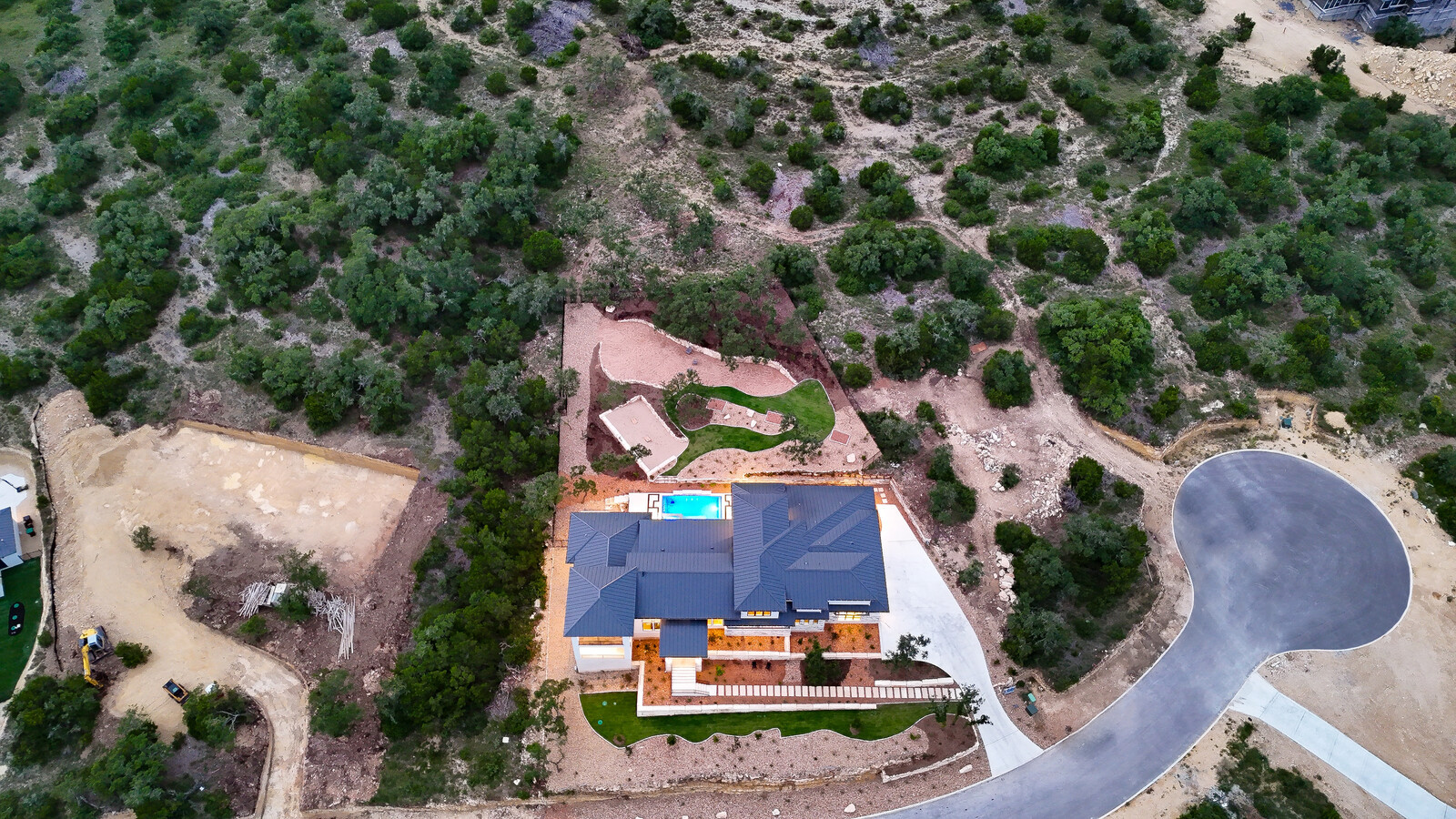 Modern: 4,950 ft², 4 BR/4 BA/2 ST home