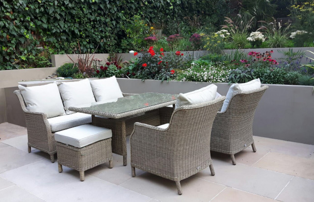 relaxing outdoors contemporary-courtyard