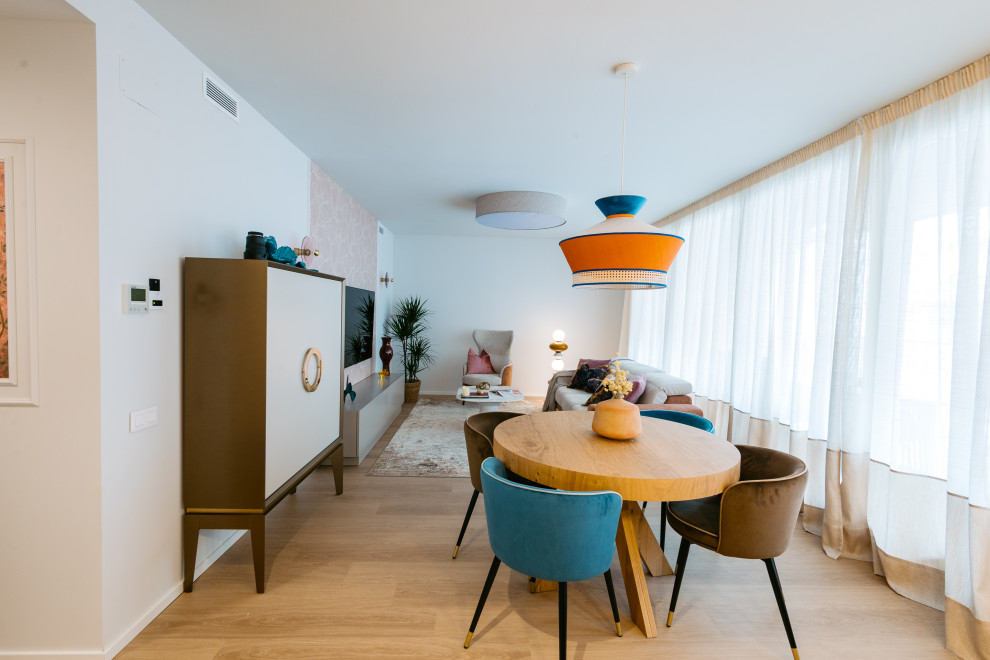 Diseño de comedor minimalista con papel pintado