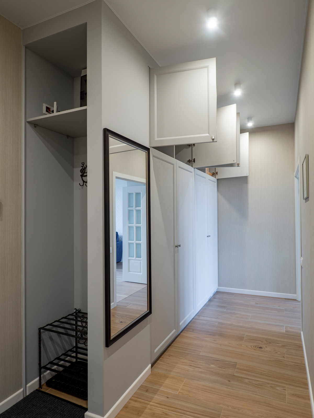 Меблировка прихожей и санузла в светло-мятном цвете