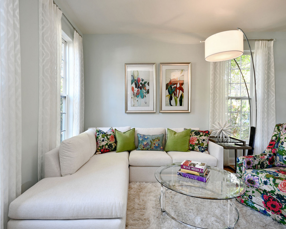 Foto di un soggiorno chic di medie dimensioni e chiuso con pareti blu, parquet chiaro e pavimento marrone