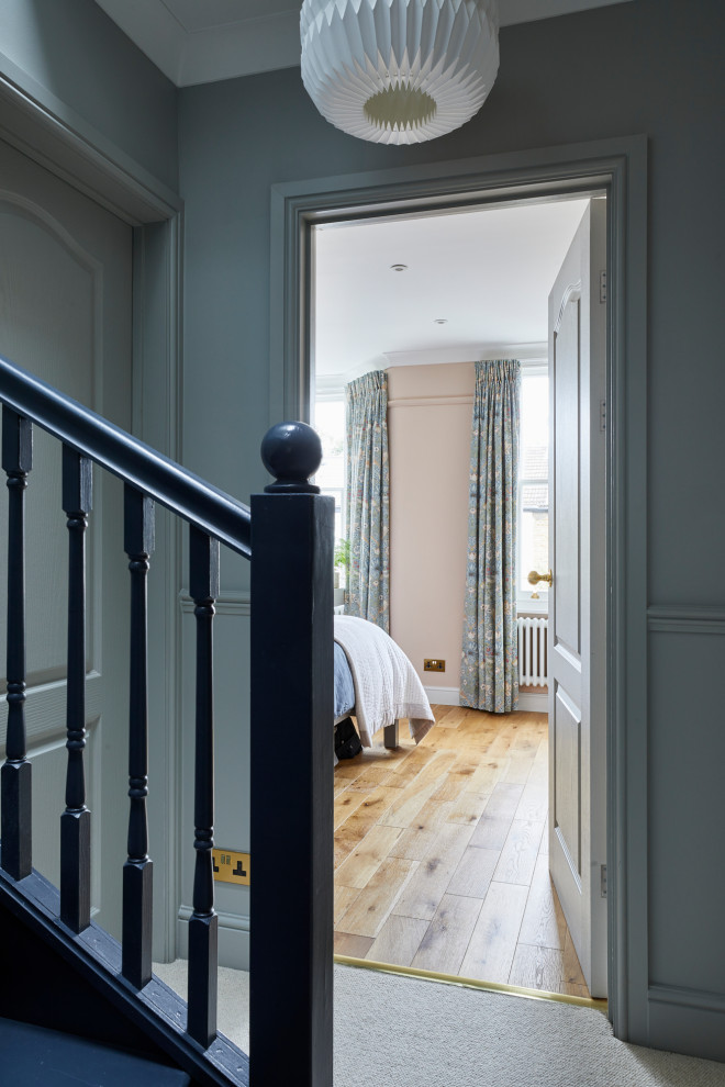 Kleiner Klassischer Flur mit Holzdielenwänden, weißer Wandfarbe, Teppichboden und beigem Boden in London
