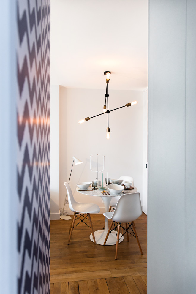Inspiration for a contemporary dining room remodel in Paris