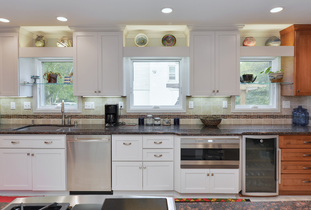 Transitional kitchen photo in Milwaukee