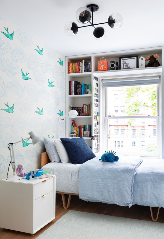Imagen de dormitorio infantil tradicional renovado pequeño con paredes azules, moqueta, suelo azul y papel pintado