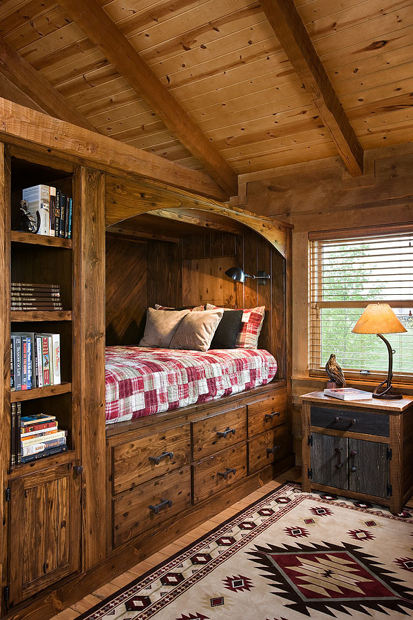 Inspiration for a mid-sized traditional kids' bedroom for kids 4-10 years old and boys in Nashville with brown walls, medium hardwood floors and brown floor.