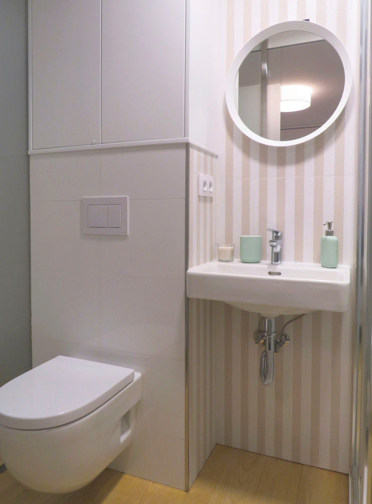 Idée de décoration pour un petit WC et toilettes minimaliste avec un sol marron et du lambris.