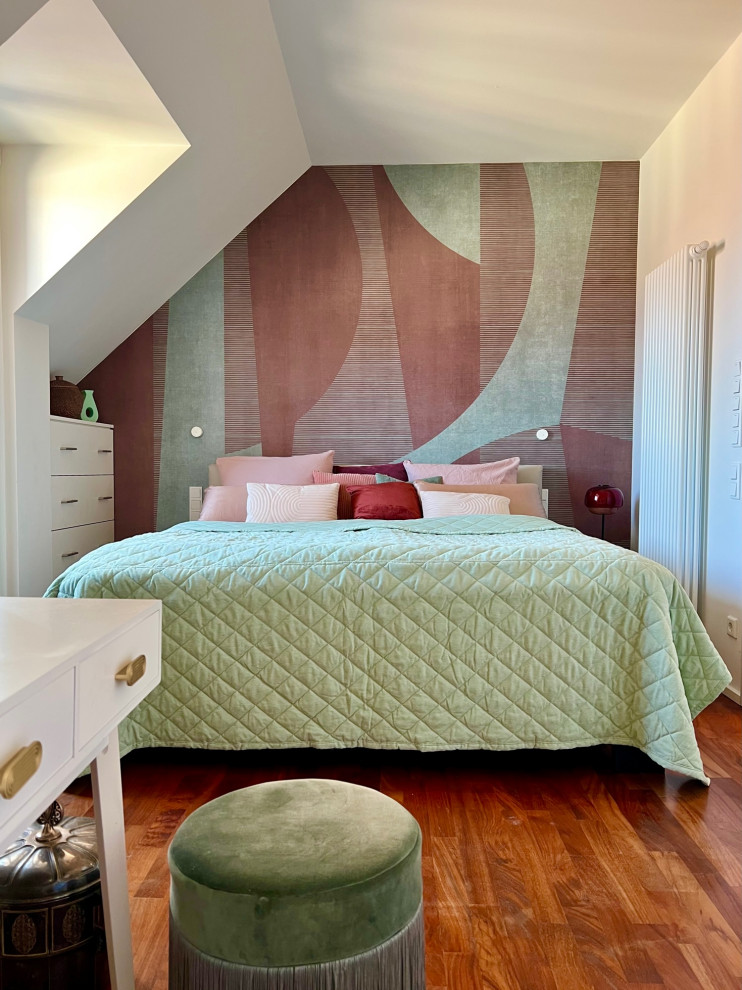 Imagen de dormitorio principal actual de tamaño medio con paredes verdes, suelo de madera oscura, suelo marrón, papel pintado y papel pintado