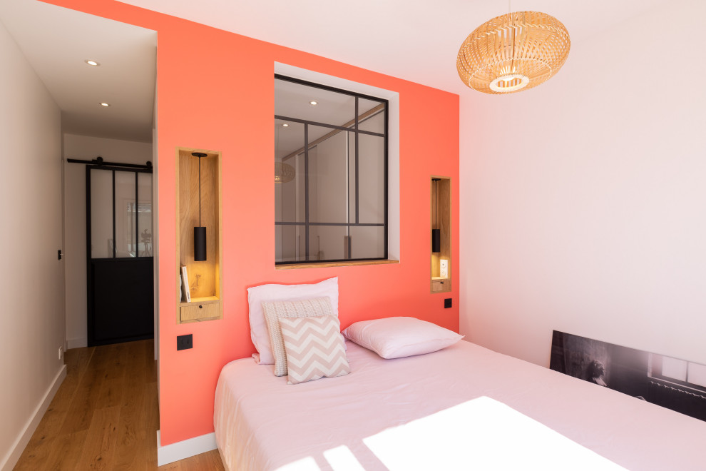 Cette image montre une petite chambre parentale design en bois avec un mur orange, parquet clair, un sol marron et verrière.