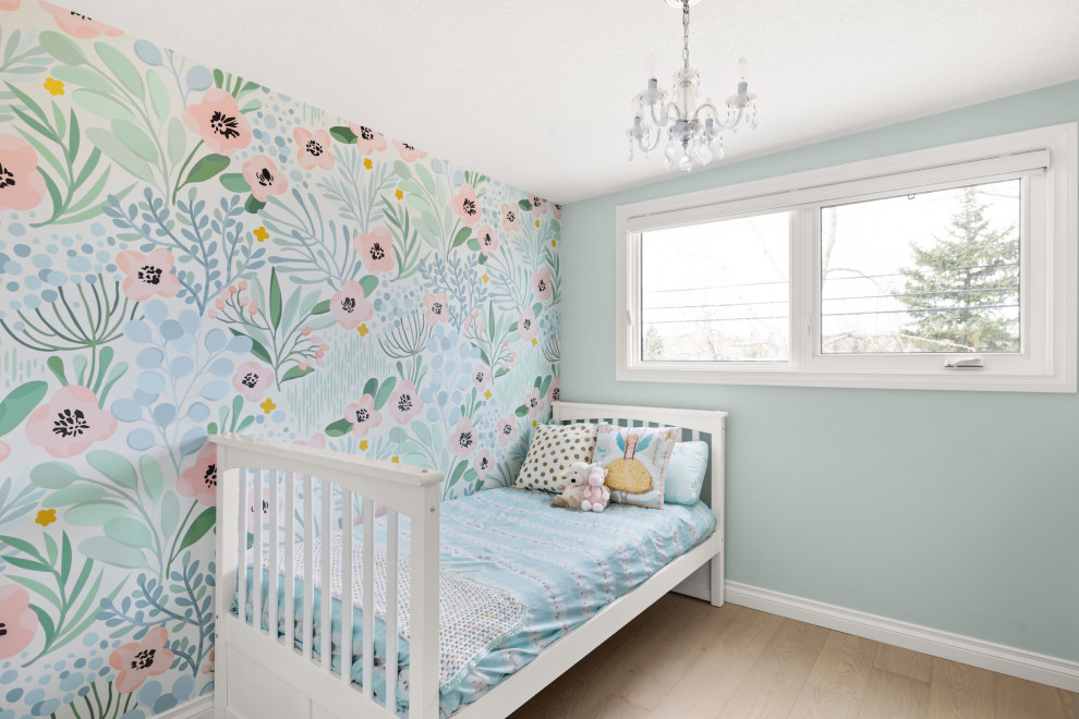 Imagen de dormitorio infantil de 4 a 10 años contemporáneo pequeño con paredes verdes, suelo de madera clara, suelo marrón y papel pintado