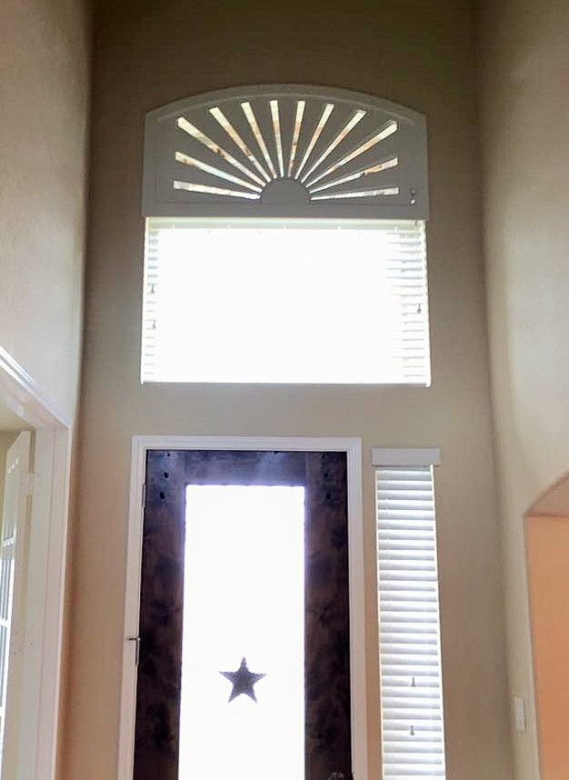 Example of a transitional entryway design in Houston
