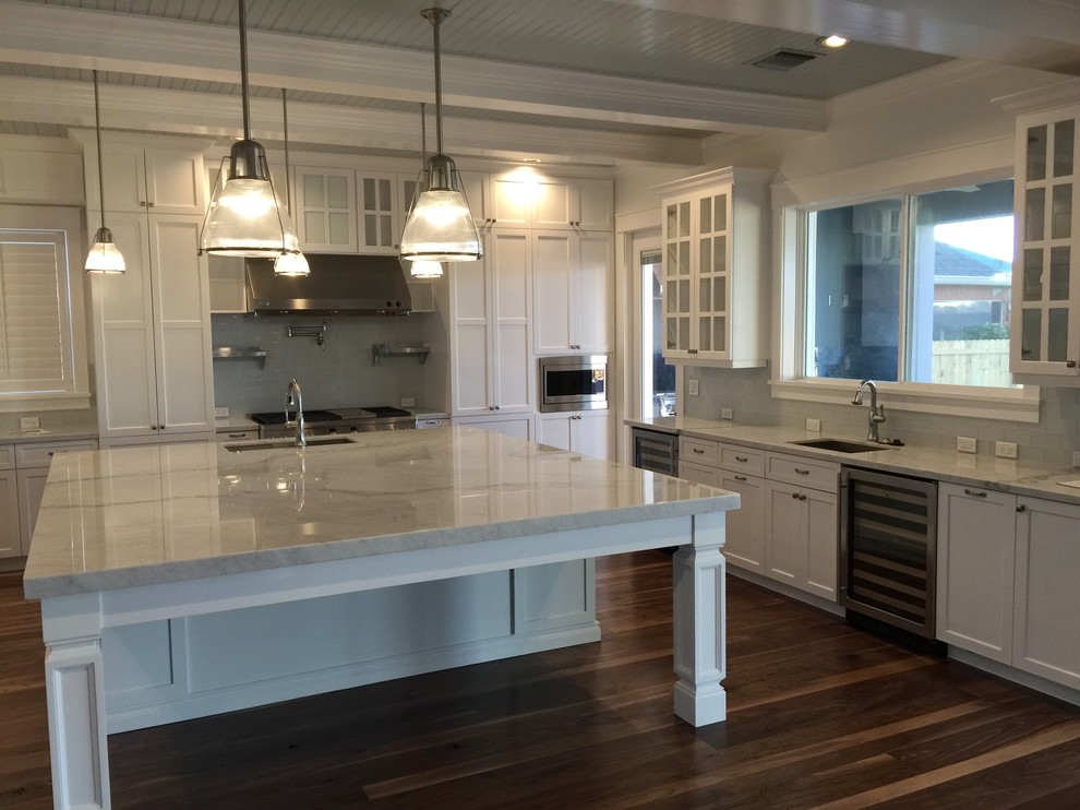 Example of a transitional home design design in Orlando