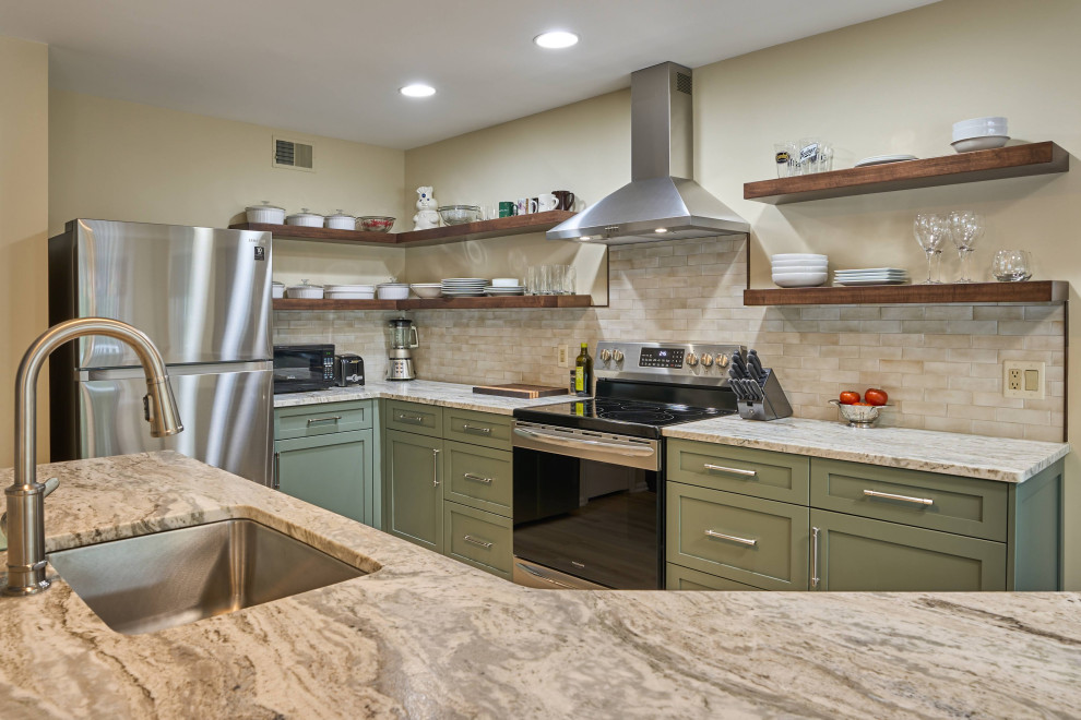 Bild på ett mellanstort funkis vit vitt u-kök, med en nedsänkt diskho, luckor med infälld panel, gröna skåp, granitbänkskiva, beige stänkskydd, stänkskydd i tunnelbanekakel, rostfria vitvaror, laminatgolv, en köksö och brunt golv