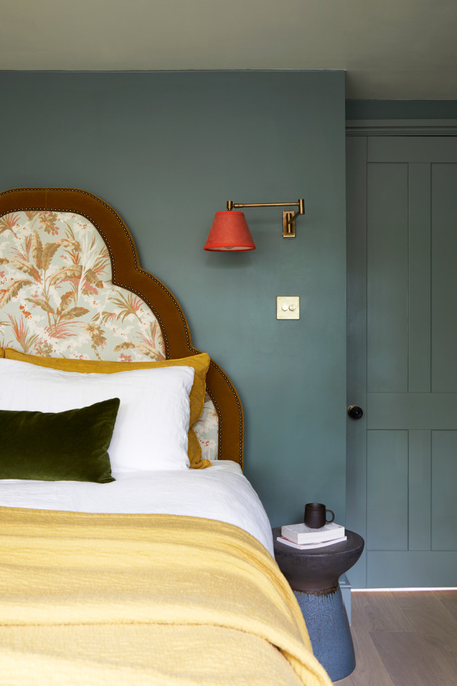 Mittelgroßes Klassisches Hauptschlafzimmer mit grüner Wandfarbe, braunem Holzboden, beigem Boden und Wandpaneelen in London