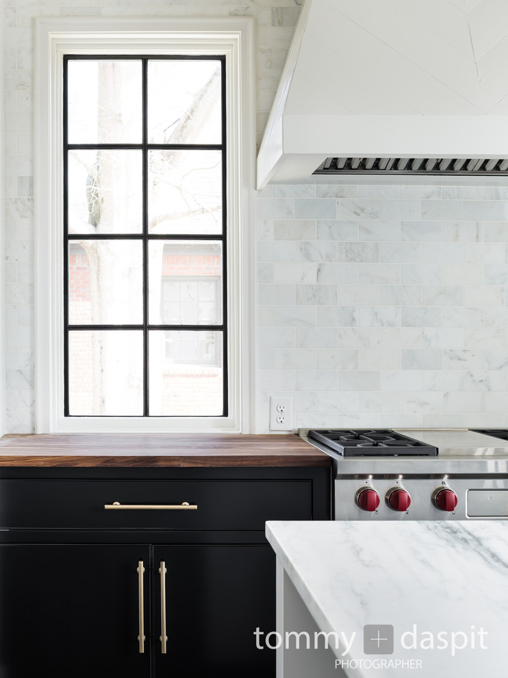 Exempel på ett stort klassiskt kök, med en rustik diskho, släta luckor, blå skåp, marmorbänkskiva, grått stänkskydd, stänkskydd i keramik, rostfria vitvaror, mörkt trägolv, en köksö och brunt golv