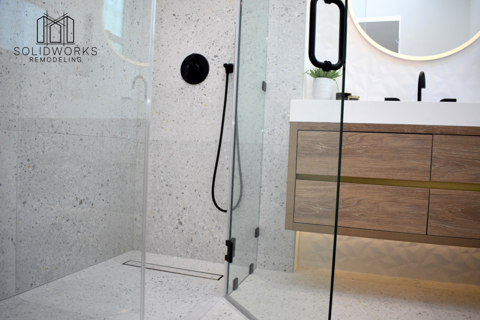 Immagine di una piccola stanza da bagno con doccia moderna con mobile bagno sospeso