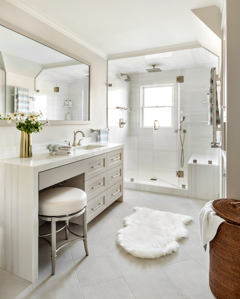 Идея дизайна: ванная комната в классическом стиле с фасадами в стиле шейкер, серыми фасадами, душем в нише, белой плиткой, серыми стенами, душевой кабиной, подвесной раковиной, серым полом, душем с распашными дверями, белой столешницей, тумбой под одну раковину и встроенной тумбой