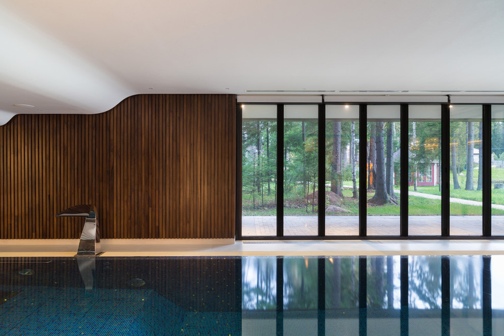 Inspiration for a contemporary indoor pool in Moscow with a water feature.