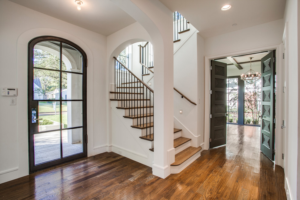 Transitional home design photo in Dallas