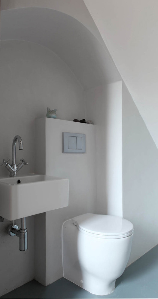 Photo of a small contemporary powder room in Florence.