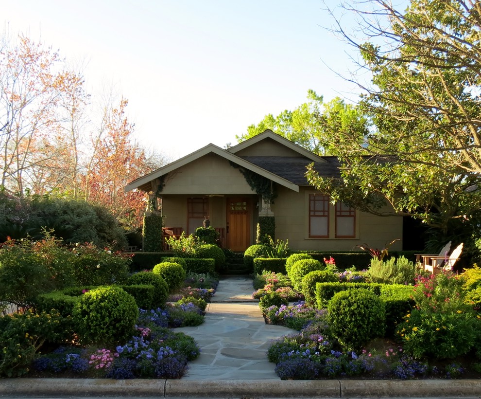 На фото: летний участок и сад среднего размера на переднем дворе в стиле фьюжн с клумбами и покрытием из каменной брусчатки