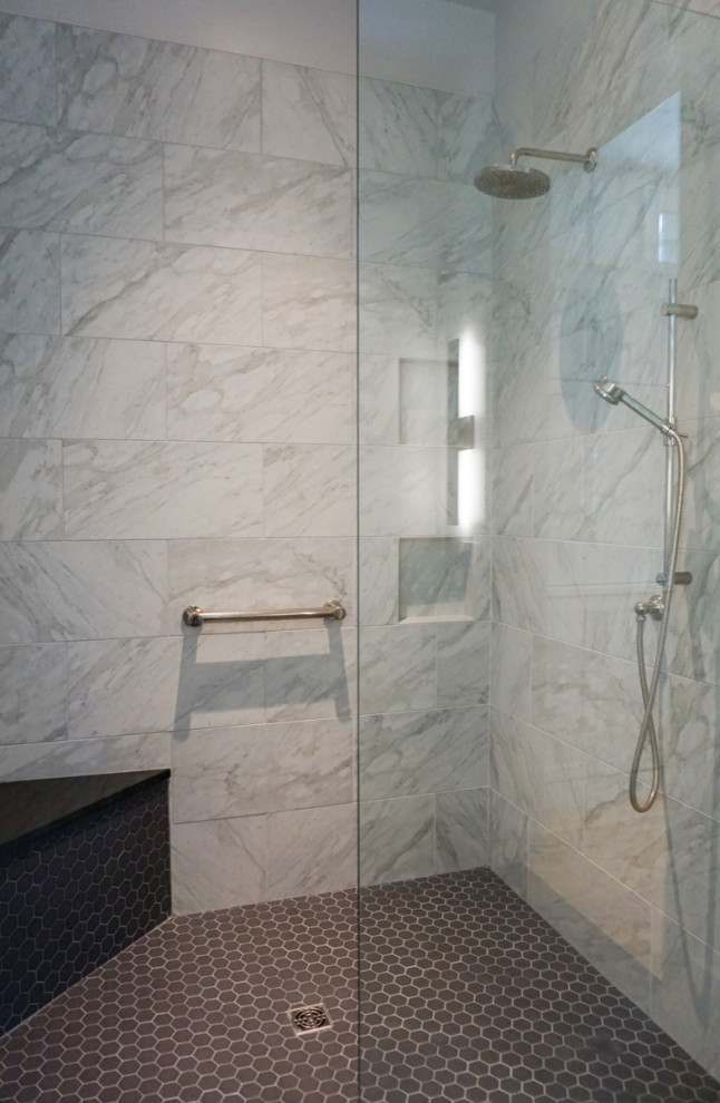 Foto di una stanza da bagno padronale stile marinaro con ante marroni, vasca freestanding, doccia ad angolo, top nero e due lavabi