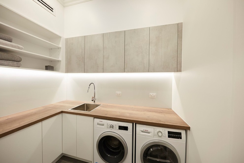 Moderner Hauswirtschaftsraum mit Küchenrückwand in Weiß in Melbourne