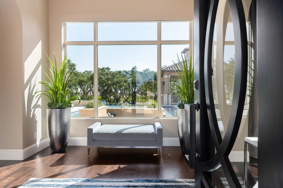 Example of a transitional entryway design in Austin