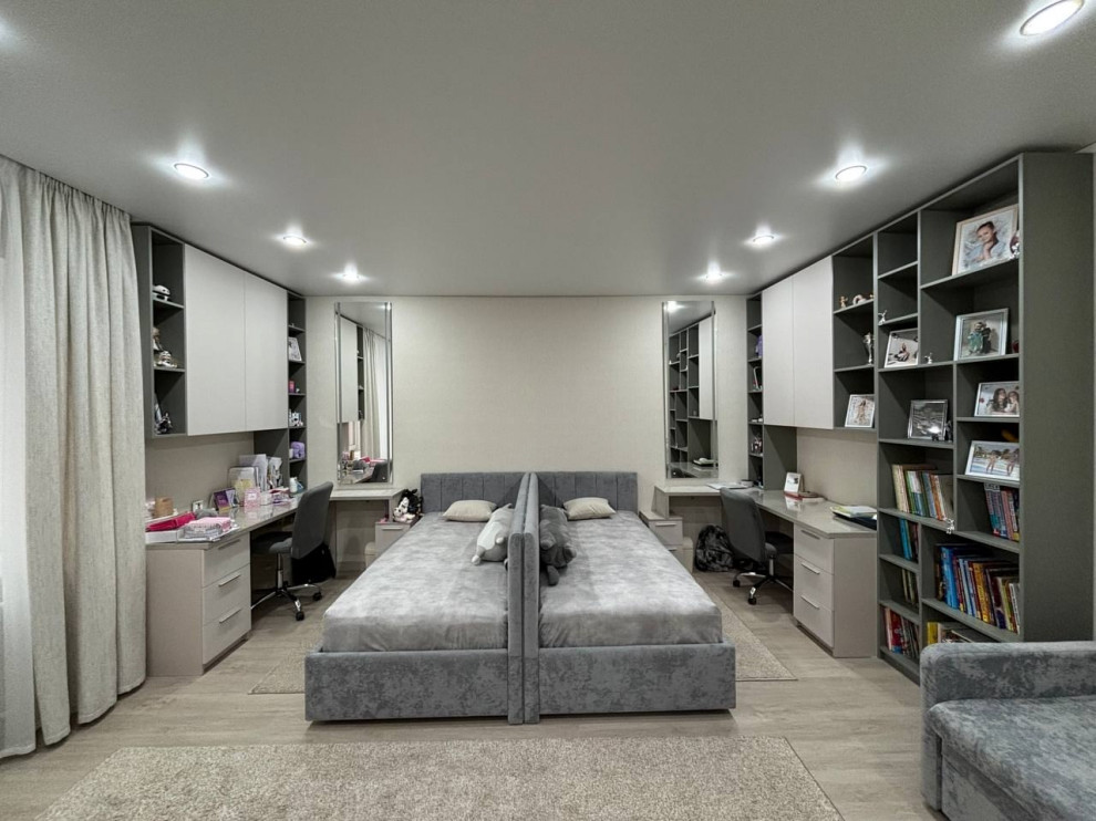 Детская для девочек в современном стиле с серыми кроватями.