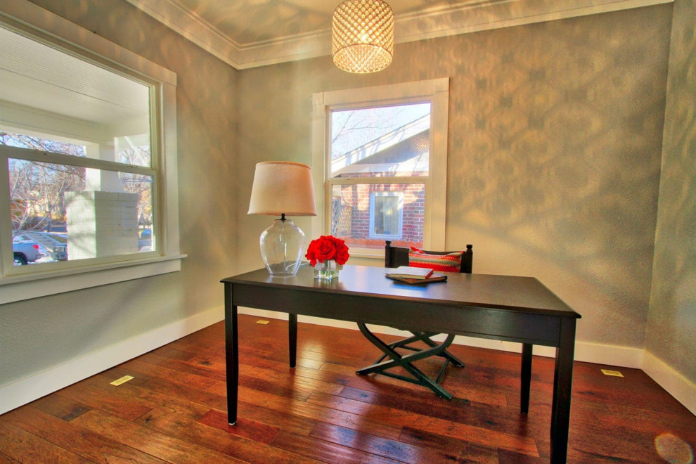Idéer för mellanstora vintage hemmastudior, med flerfärgade väggar, mellanmörkt trägolv och ett fristående skrivbord