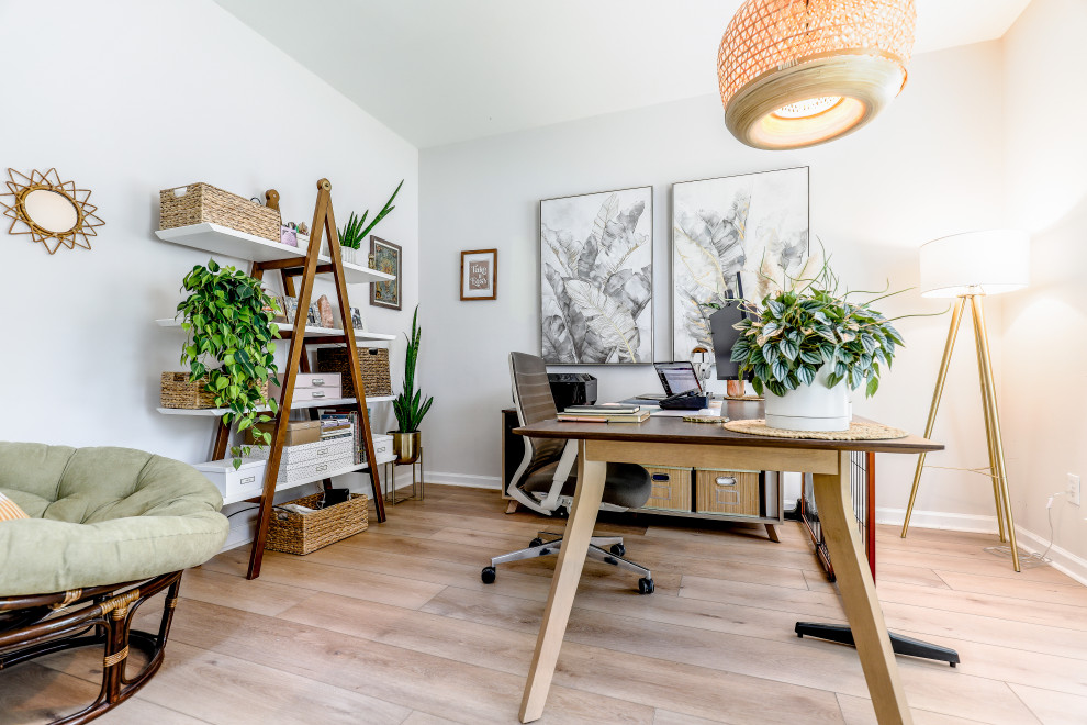 Cette image montre un bureau traditionnel de taille moyenne avec un mur blanc, un sol en vinyl, aucune cheminée, un bureau indépendant, un sol marron et un plafond décaissé.