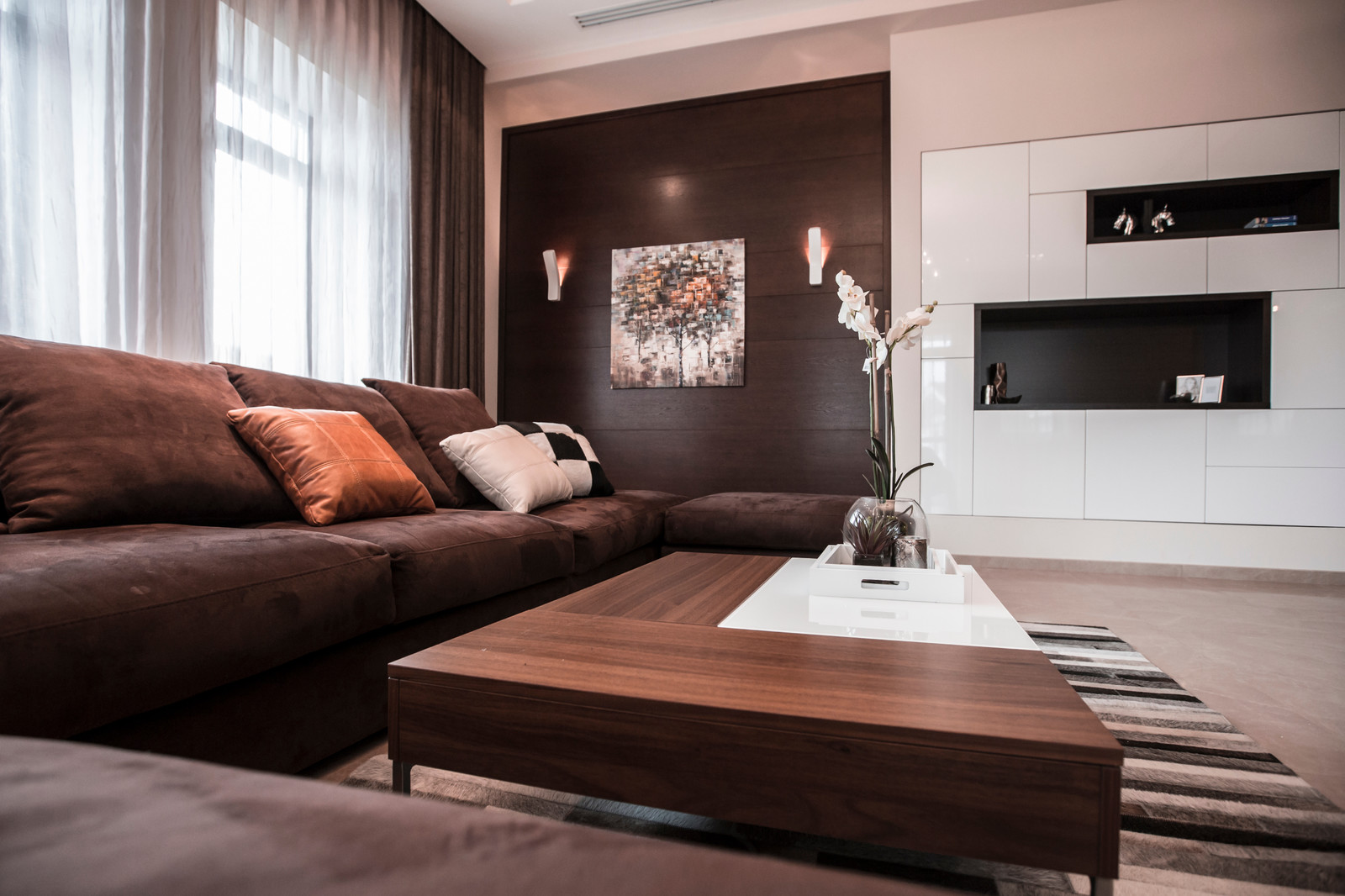 Дом с камином в бежевой гамме