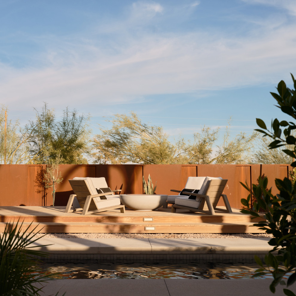 Idées déco pour une terrasse en bois sud-ouest américain avec un foyer extérieur et une cour.