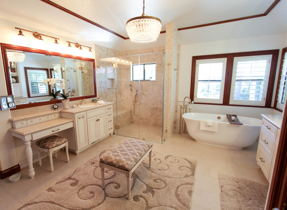 Пример оригинального дизайна: большая главная ванная комната в классическом стиле с фасадами с утопленной филенкой, белыми фасадами, отдельно стоящей ванной, душем без бортиков, унитазом-моноблоком, бежевой плиткой, керамогранитной плиткой, белыми стенами, полом из керамогранита, врезной раковиной, столешницей из искусственного кварца, бежевым полом, душем с распашными дверями, бежевой столешницей, сиденьем для душа, тумбой под две раковины, встроенной тумбой, кессонным потолком и панелями на стенах