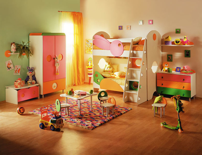 Inspiration for a small modern kids' bedroom for kids 4-10 years old in Miami with light hardwood floors.