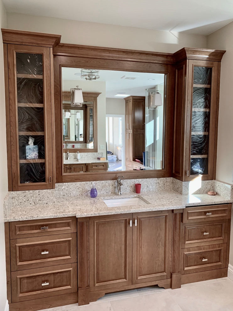 Example of a transitional home design design in Seattle