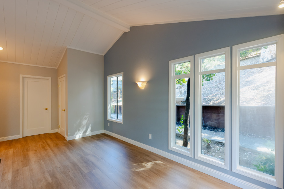 Imagen de salón para visitas cerrado minimalista de tamaño medio con paredes grises, madera, suelo de madera en tonos medios, suelo marrón y ladrillo