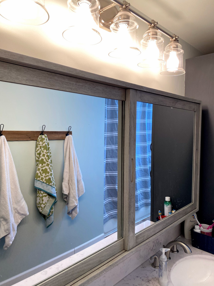 Пример оригинального дизайна: детская ванная комната среднего размера в стиле неоклассика (современная классика) с синими фасадами, накладной ванной, душем над ванной, унитазом-моноблоком, синими стенами, полом из винила, монолитной раковиной, столешницей из искусственного кварца, бежевым полом, шторкой для ванной, белой столешницей, тумбой под две раковины и встроенной тумбой