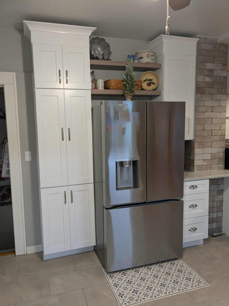 Eat-in kitchen - mid-sized transitional eat-in kitchen idea with shaker cabinets, white cabinets, quartz countertops and brown backsplash