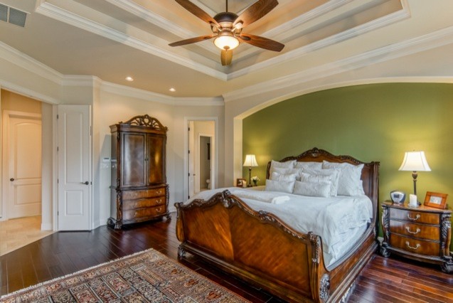 Example of a classic bedroom design in Austin
