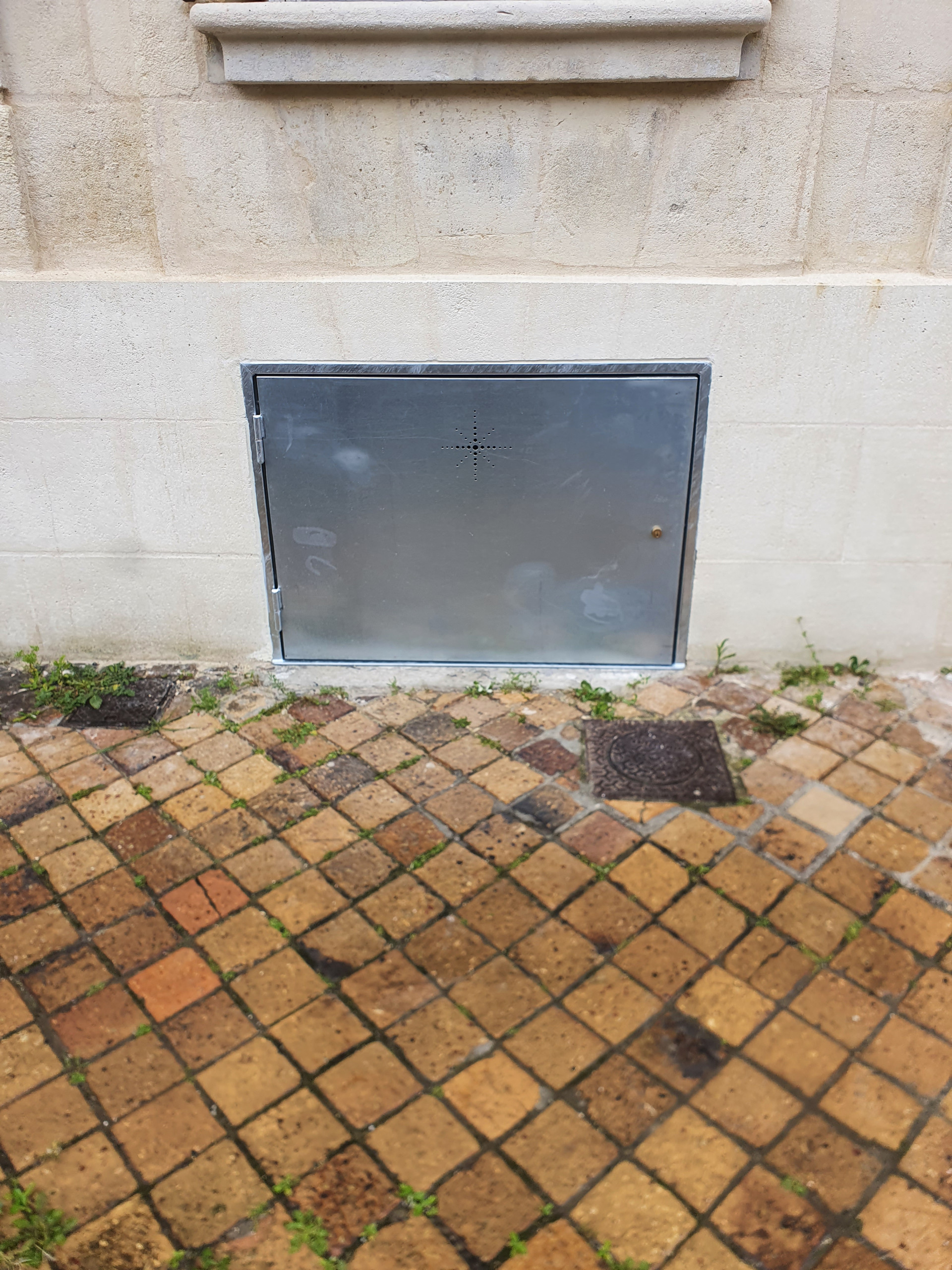 Porte de soupirail en acier galvanisé