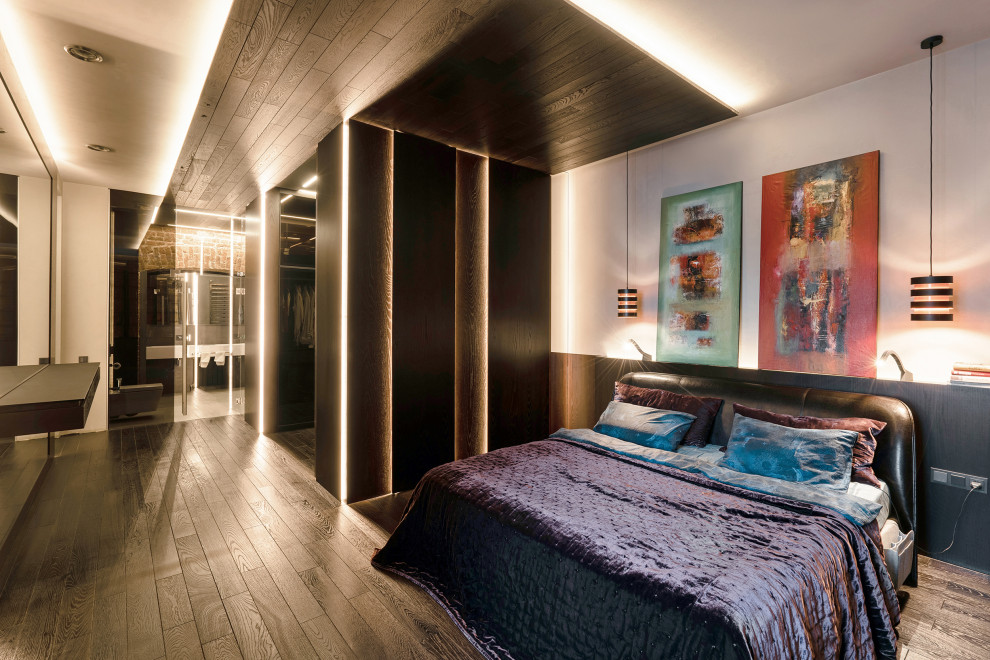 На фото: большая хозяйская спальня в стиле лофт с коричневыми стенами, темным паркетным полом, коричневым полом, деревянным потолком и кирпичными стенами без камина