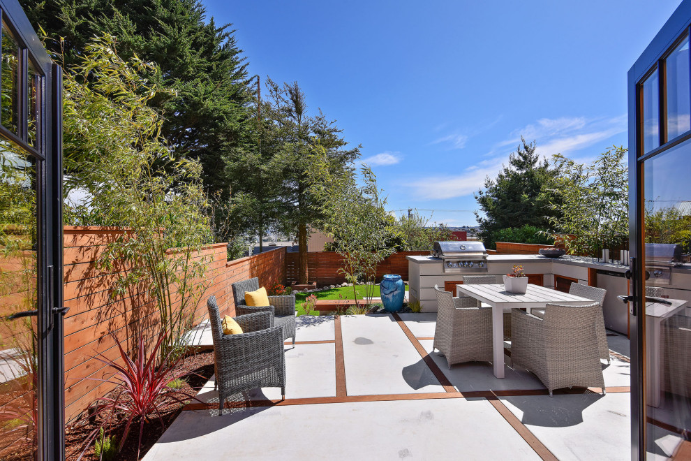 Foto di un giardino xeriscape classico esposto in pieno sole di medie dimensioni e dietro casa con pavimentazioni in cemento e recinzione in legno