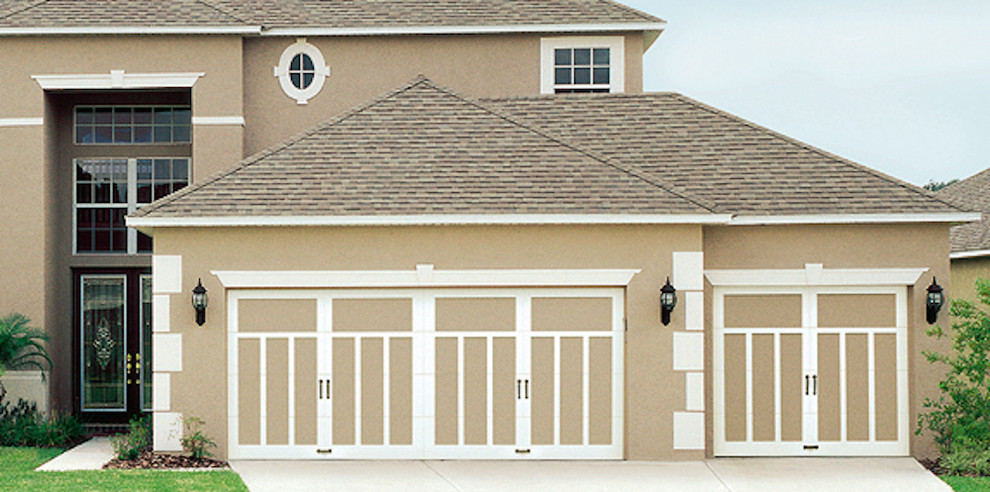This is an example of a traditional garage in Orlando.
